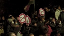 "Nagyon komolyan veszi a boom szót a boomerben" – háború-ellenes tüntetés a kémbank előtt