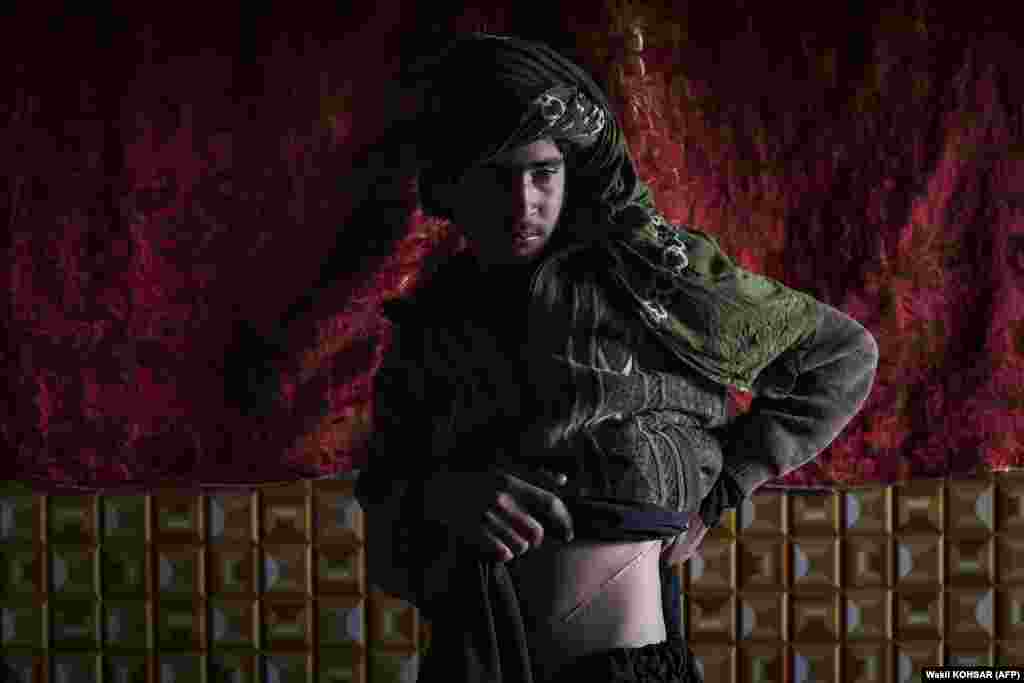 Без работа, обременет со долгови и борејќи се да ги прехрани своите деца, Нурудин почувствува дека нема друг избор освен да продаде бубрег, станувајќи еден од се поголемиот број Авганистанци кои се подготвени да жртвуваат орган за да ги спасат своите семејства. (АФП/Вакил Кохсар)