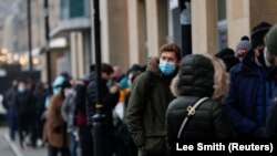 Ljudi u redu za dodatnu dozu vakcine u Newcastleu 19. decembra 2021. 