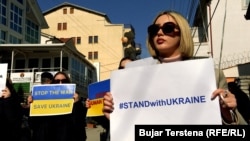 Protestë e mbajtur në Prishtinë më 25 shkurt 2022 kundër pushtimit të Ukrainës nga Rusia. 