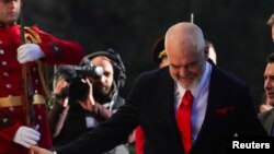 Premijer Albanije Edi Rama dočekuje predsednika Srbije Aleksandra Vučića i premijera Severne Makedonije Zorana Zaeva u Tirani, Albanija, 21. decembra 2021.