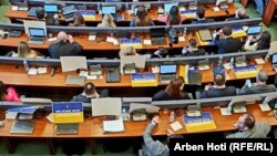 Deputetët e Kuvendit të Kosovës me mesazhin "Ne jemi me Ukrainën", Prishtinë, 3 mars 2022.