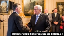 Orbán Viktor magyar miniszterelnök a Magyar Érdemrend középkeresztjével tünteti ki Mário David portugál politikust 2016 április 14-én Lisszabonban.