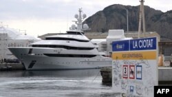 Vasul de croazieră Amore Vero al lui Igor Sechin, director executiv la Rosneft, a fost confiscat pe 3 martie= de autoritățile franceze.