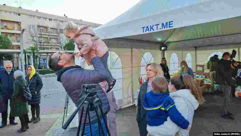 U Crnoj Gori živi više od dvije hiljade Ukrajinaca. Anton je jedan od njih koji sa porodicom živi u Crnoj Gori. Tu je, kaže, na sigurnom.&nbsp;&quot;Ali moja majka je u Ukrajini, u Kijevu, i zbog toga je teško. Nadam se da će izdržati, nadam se da ćemo pobijediti&quot;, poručuje Anton za RSE i zahvaljuje Crnogorcima na humanosti.