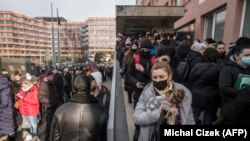 Një grua nga Ukraina derisa aplikon për leje qëndrimi në Pragë.