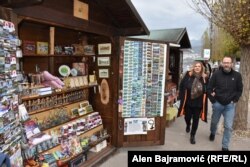 Prodaju se suveniri s motivima Višegradskog mosta, Ive Andrića, iz ukrajinsko-ruskog sukoba, Putin i slični