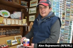 Bojan kaže da jednako kupuju i mladi i stari ili da dođe mladić i kupi šolju s likom ruskog predsjednika Vladimira Putina kao poklon za svog dedu