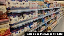 Полици во маркет во Скопје на 4 март 2022 година. 