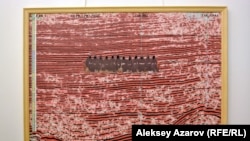 Работа Катипы Апа «Страшный суд», в которой в качестве присяжных изображены 12 женщин в никабах. Алматы, 8 марта 2018 года.