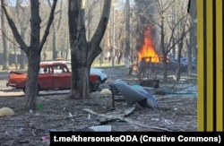 Последствия обстрела Херсона в марте 2025 года