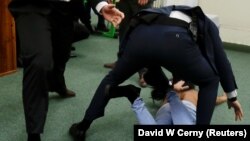 Anđelina Diaš došla u središte pozornosti kada je u toplesu zaskočila Miloša Zemana