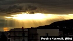 Сонце пробива низ облаци во Скопје, изгрејсонце, зајдисонце, време