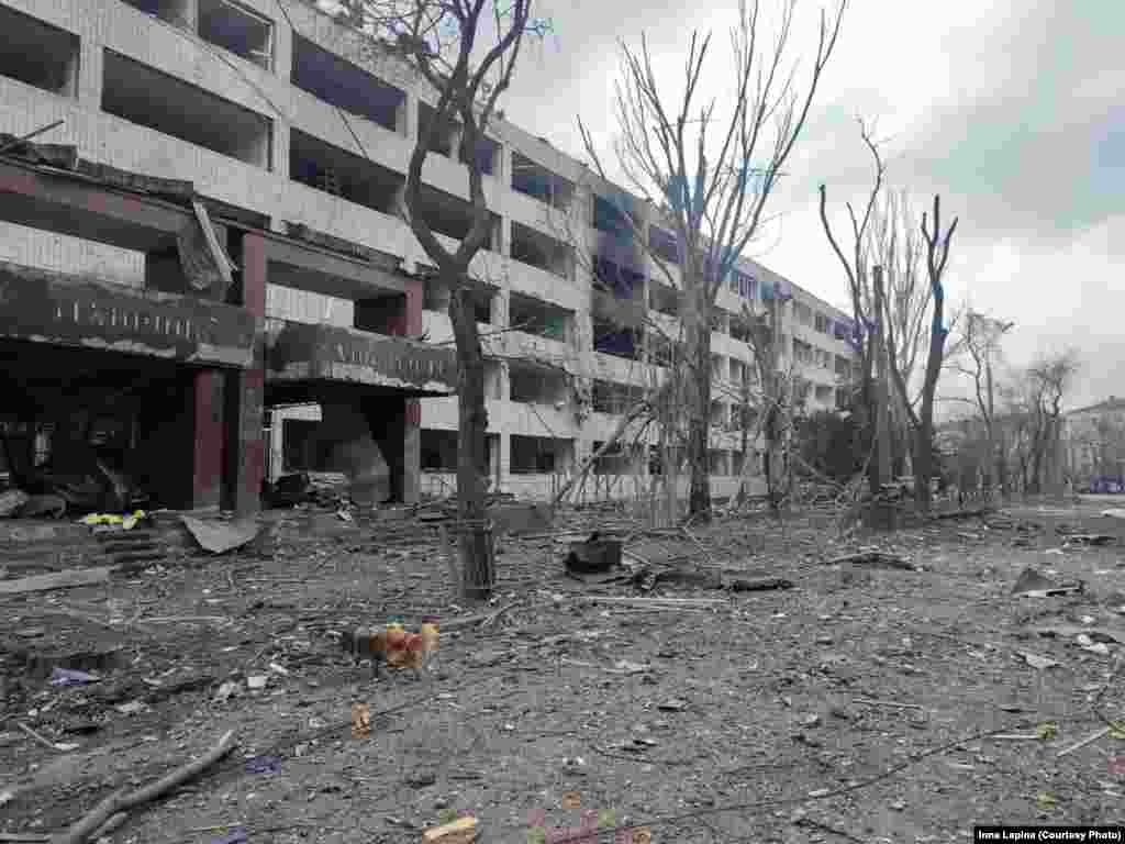 Destruction of a residential district after shelling in Mariupol. The blockaded city has been hit by shelling and air strikes for more than a week. Mariupol has no electricity, gas, food, or water.&nbsp;