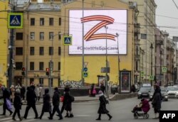 Simboli 'Z' i vendosur në një bilbord në Shën Petersburg me ngjyrat e Shën Gjorgjit. Në këtë bilbord shkruan: "Ne nuk heqim dorë nga njerëzit tanë". Rusi, 7 mars 2022.