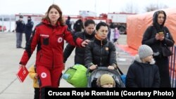 De la începutul războiului, aproape 250.000 de copii ucraineni au intrat în România. Mulți dintre ei sunt însoțiți doar de către mamă, deoarece tații sunt obligați să rămână în țară pe perioada războiului.