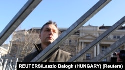 Orbán Viktor 2007-ben elbontja a Parlamentet a Kossuth téri tüntetőktől elválasztó kordont