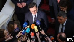 Министърът на външните работи на Украйна Дмитро Кулеба говори пред журналисти в българския парламент, 20 април 2022 г.