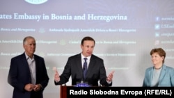 Američki senatori Thom Tillis (lijevo), Jeanne Shaheen (desno) i Chris Murphy (u sredini) na konferenciji za medije u Sarajevu, 20. april 2022.