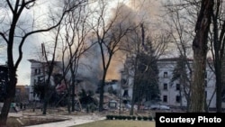 A lebombázott színház Mariupolban 2022. március 17-én