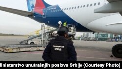 Pregled aviona posle dojave o bombi u avionu koji je trebalo da poleti iz Beograda za Moskvu, 15. februar 2022. 