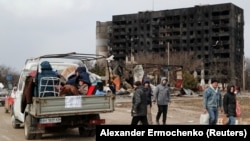 Луѓето се обидуваат да го напуштат опколениот јужен пристанишен град Мариупол, Украина, 17 март 2022 година.