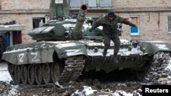 Руски тенк со симболот Z во Доњецк