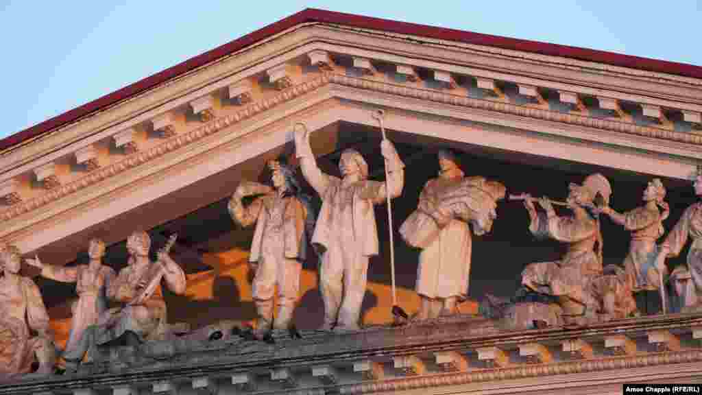 &bdquo;Nem találunk szavakat arra a cinizmusra és kegyetlenségre, amellyel az orosz megszállók ölik meg a tengerparti ukrán város békés lakóit&rdquo; &ndash; áll a hivatalos közleményben. Február 6-án még így nézett ki a színház