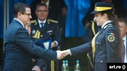 Serviciul Român de Informaiții este condus de șapte ani de Eduard Helvig. În ultimii ani, instituția s-a orientat și către studenți din universitățile civile. 