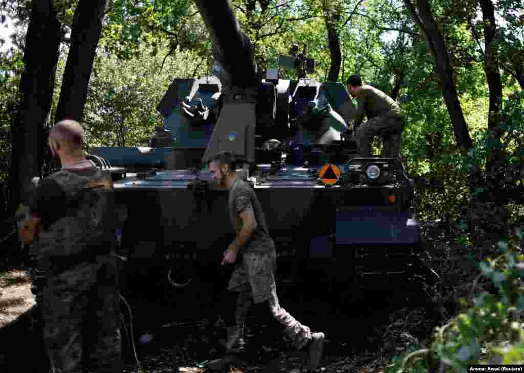 Echipajul de cinci persoane este format din șofer, comandantul vehiculului, artileristul și doi manipulatori de muniție.