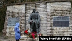 "Бронзовият войник" днес се намира във военното гробище в Талин.