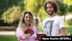 Създателите на играта "Карти срещу българщината" Мими Шишкова-Петрова и Радослав Петров