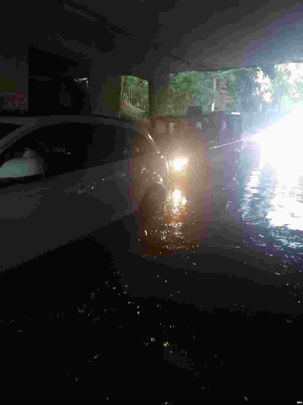 На неколку локации полицијата интервенираше во одглавување на автомобили и патници заглавени во возилата на поплавените улици