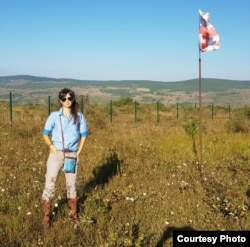 ლანა ღვინჯილია საქართველოს დროშასთან, სოფელი ატოცი, 2019 წლის ზაფხული.