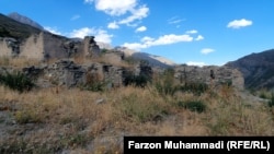 Основи на разрушена сграда в село в долината на Ягноб