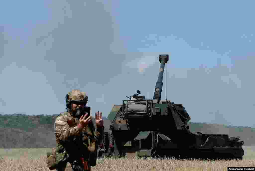 Armamentul principal al Krab-ului este reprezentat de țeava tunului principal de 155 mm, calibrul 52, care este proiectat să tragă o varietate de proiectile utilizate de NATO. Ratele de tragere susținute sunt de aproximativ 18 cartușe în trei minute.