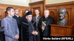 Novák Előd Horthy-szobrot avat a Parlamentben