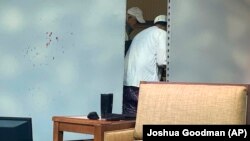 Mrlje od krvi na paravanu nakon napada na Salmana Ruždija u Njujorku 12. avgusta