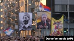 Демонстранти во Белград на 28 август маршираа против планираните ЛГБТ прослави носејќи руски знамиња и слика на рускиот претседател Владимир Путин.