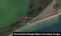 Canalul Periteașca leagă lacul Razim (sus) de plaja Periteașca către Marea Neagră (jos).