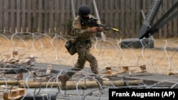 Ukrajinski dobrovoljac učestvuje na vojnoj vježbi u bazi u južnoj Engleskoj, 15. avgust 2022.