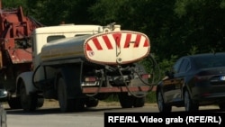 Cisternë në barrikadën në Rudarë, e cila i është dhuruar komunës paralele të Zubin Potokut nga Ndërmarrja Publike "Gradska çistoqa"(Higjiena e qytetit) nga Beogradi më 16 maj 2019.