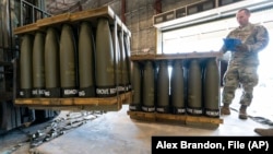 Palete sa granatama kalibra 155 milimetara namijenjenim Ukrajini iz Sjedinjenih Država u aprilu 2022. godine. Otkako je američka podrška smanjena, evropske zemlje su se uključile kako bi pokušale da održe Ukrajinu naoružanom u borbi protiv ruske invazije.