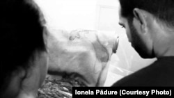 Codițe ale fetelor rome, păstrate la muzeul de la lagărul Auschwitz-Birkenau, vizitat de Ionela Pădure în 2014. Aproximativ 19.000 de romi ar fi fost exterminați acolo.