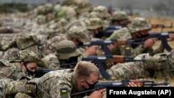 Ukrán újoncok harci gyakorlaton egy dél-angliai katonai bázison 2022. augusztus 15-én