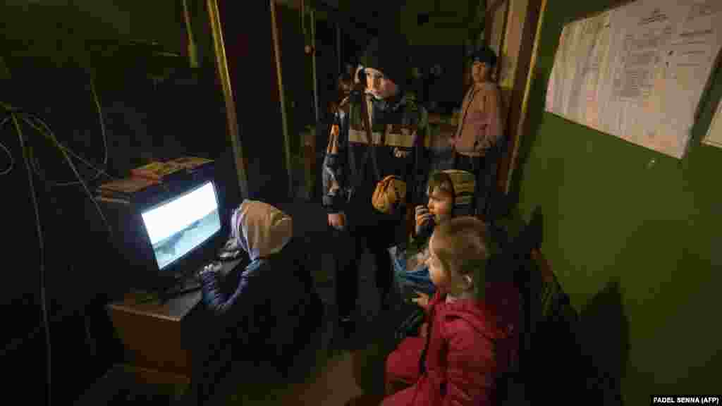 Gyerekek mesét néznek a bunkerben&nbsp;Szeverodonyeckben április 6-án