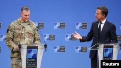 Secretarul general al NATO, Mark Rutte (dreapta), susține o conferință de presă comună cu generalul american Alexus Grynkewich, comandantul suprem aliat al NATO în Europa.