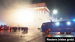 Полицијата во обид да растури протести во Казахстан.
