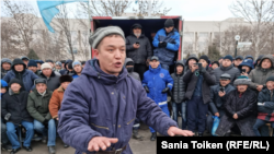 Жители на град Актау протестират близо до кметството, 5 януари 2022.