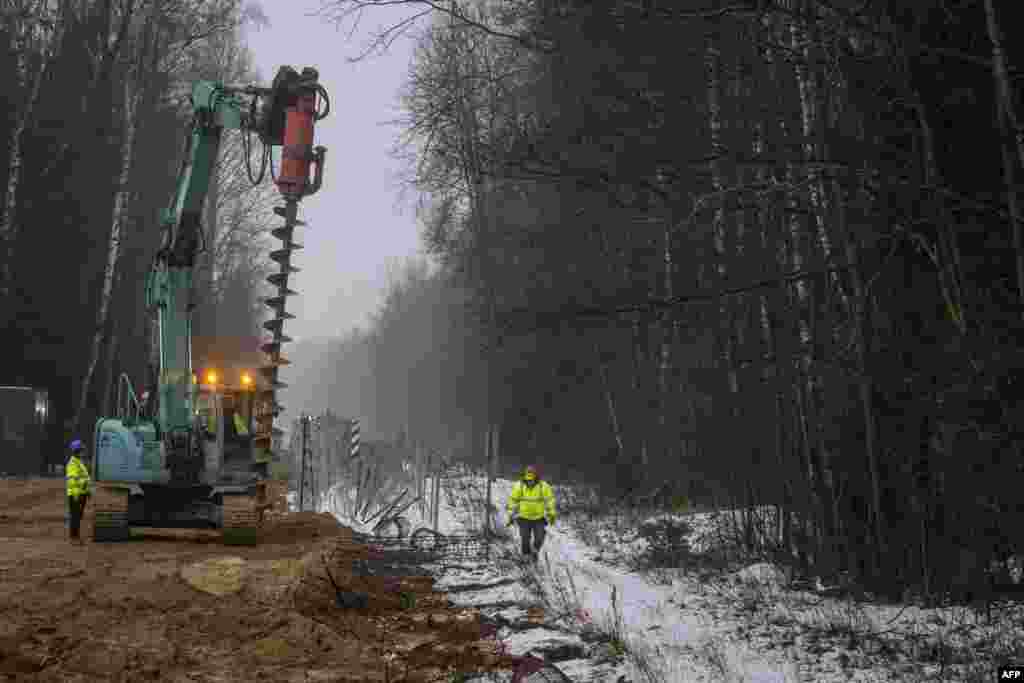 Kezdődik a kerítés építése a lengyel&ndash;belarusz határon az északkelet-lengyelországi Tołcze településen január 27-én